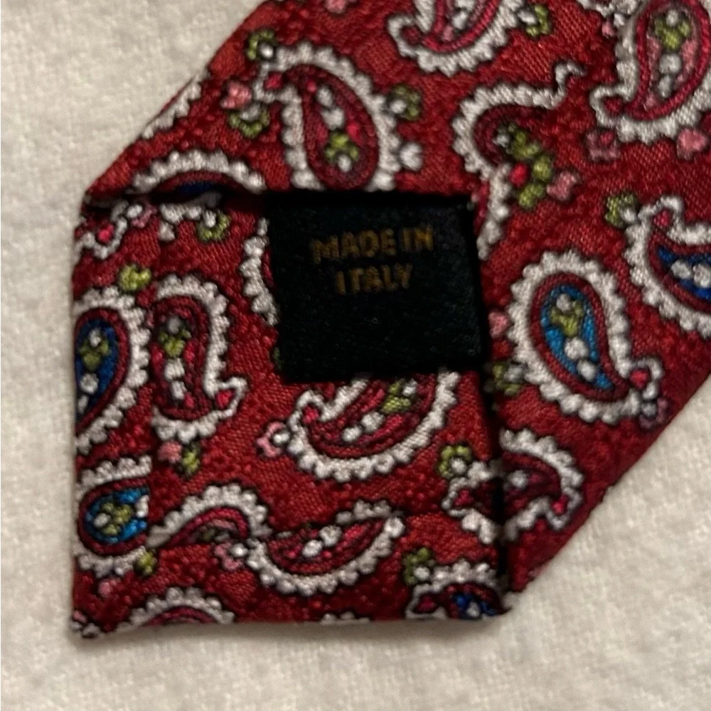Reserved Red Silk Tie with Sophisticated‎ Pattern